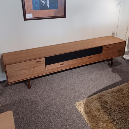 Aeris TV-bänk valnöt rea