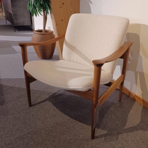 Fåtölj Modell 711 mattlackad valnöt rea