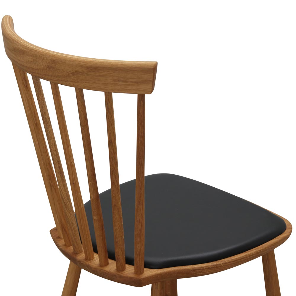 Lyckas-pinnstol-ek-svart-detalj